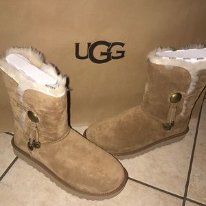 UGG | Shoes | Womens Ugg Bailey Button 